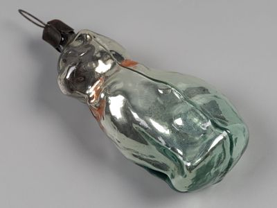 Елочная игрушка. Кот сидящий с бантом. 1950-е. Стекло, роспись. Высота 7,5 см. Потертости. 