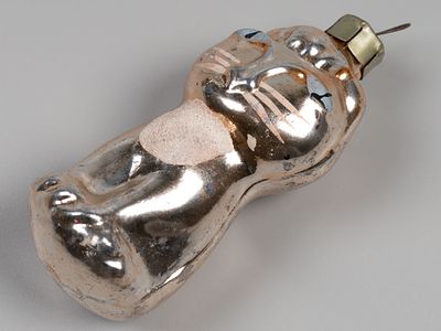 Елочная игрушка Котик сидящий розовый 1970-е. Стекло, роспись. Высота 8,5 см. Потертости. 