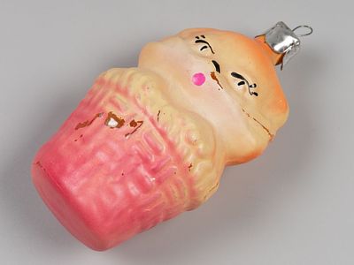 Елочная игрушка. Котенок в корзинке. 1970-е. Стекло, роспись. Высота 9,5 см. Потертости, мелкие 