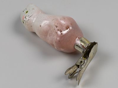 Елочная игрушка на прищепке. Розовый кот. 1960-е. Стекло, роспись. Высота 6,8 см. Мелкие утраты 