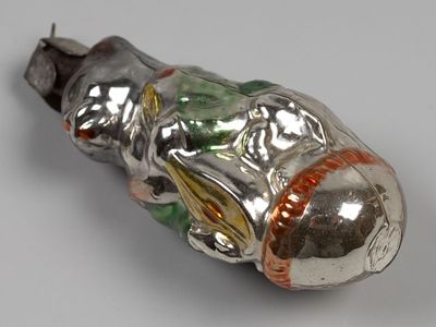 Елочная игрушка. Кот с лютней. 1950-е. Стекло, роспись. Высота 6,5 см. Потертости, трубка со сколом.