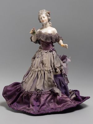 Кукла.Танцовщица с розой. ХХ в. Фарфор, ткань. Высота 25 см. 
Ткань платья ветхая, рассыпается 