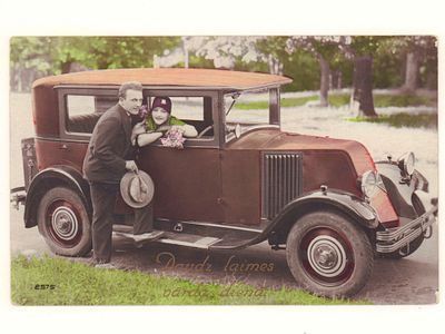 Влюбленная парочка и автомобиль. Цветная довоенная открытка. RIP 2575. Размеры 8,7х13,7 см. 