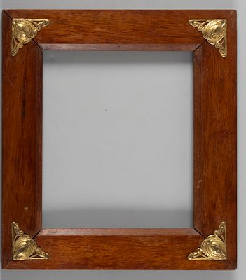 [Модерн] Рама. Начало XX века. Красное дерево, латунь. Размер по раме 22,5х25 см. Размер окна 