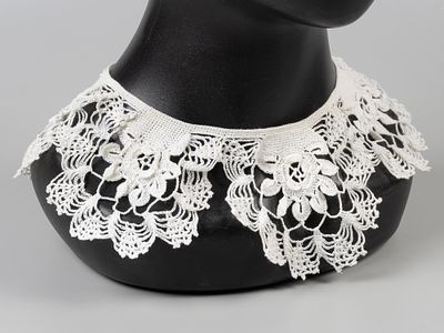 Ажурный воротничок. ХХ в. Ручная вязка. Длина 50 см. Общее легкое пожелтение. В целом в хорошем 