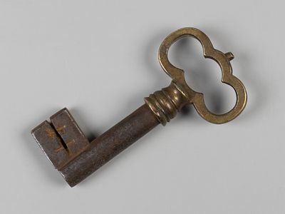 Большой ключ, старинный, кованный. Составной: латунь и сталь. XIX в. Длина 10,5 см. Следы 