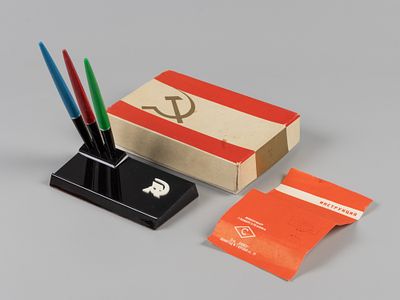 [Советская пропаганда] Настольный письменный прибор "Октябрьский". 1972. В оригинальной коробке 