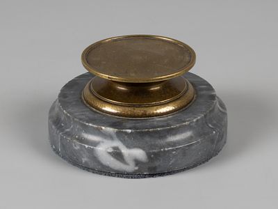 Пресс-папье. Начало ХХ в. Камень, бронза. Диаметр 9,5 см. Патина, царапины и мелкие щербинки на 