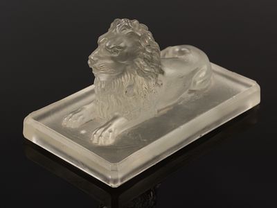 Пресс-папье. Лев. Мальцов (?). 1905-1915. Прессованное стекло. Высота 6 см. На основании клеймо: 