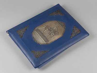 Адрес (папка) Памятник Юрию Долгорукову в Москве. Дарственная надпись от проф. В.А. Некрасовой. 