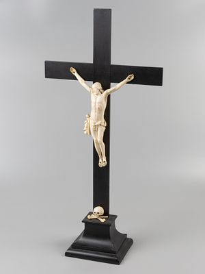 Католический крест. Распятие. Европа, рубеж XIX - ХХ в. Дерево, окрашивание, кость слоновая, резьба.