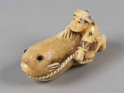 Нэцкэ. Японец, оседлавший рыбу. Япония, XIX в. Кость, резьба, тонировка, инкрустация. Высота 2 