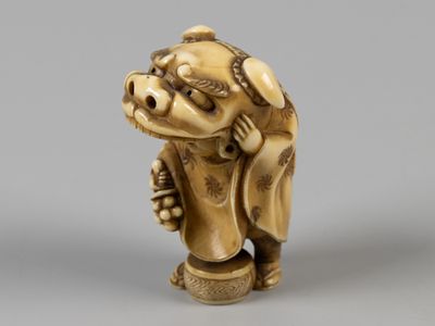 Нэцкэ. Актер в костюме льва с музыкальными инструментами. Япония, XIX в. Кость, резьба, тонировка. 