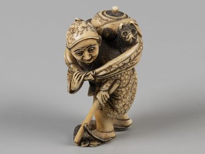 Нэцкэ. Старуха с лисой (котом?) в заплечном мешке. Япония, XIX в. Кость, резьба, тонировка. Высо 