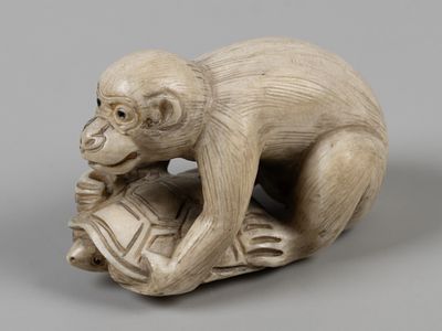 Нэцкэ. Обезьяна с черепахой. Япония, XIX в. Кость, резьба, тонировка, роспись. Высота 2,2 см. 