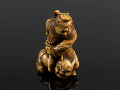 Нэцкэ. Сёки, заламывающий демона. XIX в (?). Мастика, резьба, тонировка. Размер 5х3,7х2,5 см. 