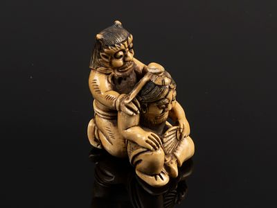 Нэцкэ. Демон держащий Сёки за плечи. XIX в.(?) Мастика, резьба, тонировка. Высота 4 см. На 