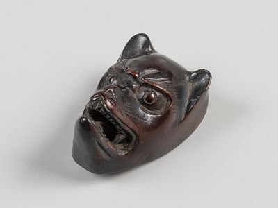 Нэцкэ. Лис. Маска театра Но. XIX в. Дерево, резьба, тонировка, лак. Высота 5 см. Потертости 