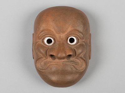 Нэцкэ. Маска воина. Япония, XIX в. Керамика, глазурь. Размер 4,8х3,4 см. На обороте као 