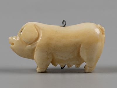Деталь украшения. Свинья. Резьба по кости. Китай-Япония (?) ХХ в. Размер 18х35х11 мм. Подвес из 