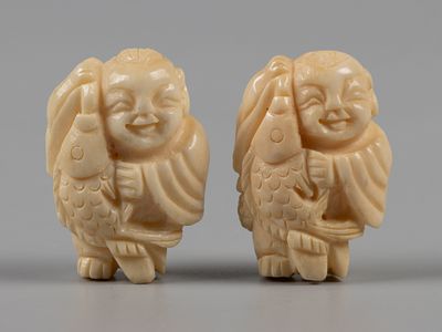 Японец с рыбой. Резьба по кости. Деталь украшения. 2 шт. Китай-Япония (?) ХХ в. Размер 30х20х11 