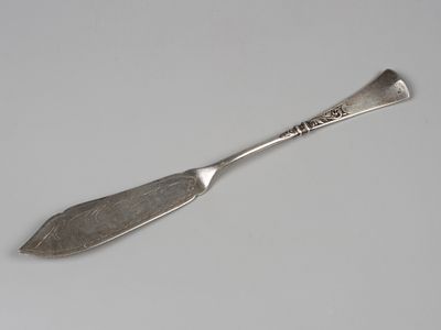 Нож для масла. Растительный орнамент на ручке. Erhardt. Германия, пер. пол. ХХ в. Бел. металл 