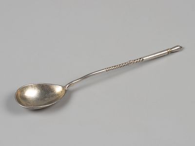 Чайная ложка с витой ручкой. Цветы. Рубеж XIX - ХХ в. Бел. металл, гравировка, золочение. Вес 14 