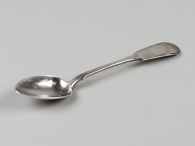 Ложка чайная. С узором на оборотной стороне. Нач. ХХ в. Бел. металл, штихель. Вес 29,7 гр. Длина 