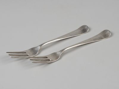 Десертные вилки с тремя зубцами. 2 шт. Нидерланды, 1926. Бел. металл. Вес 95,7 гр. Клеймо: &laquo;В&raquo; в 