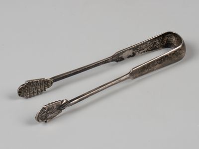 Щипцы. Рубеж XIX - ХХ в. Бел. металл. Вес 79 гр. Длина 15 см. Клеймо: &laquo;84&raquo;, именник: &laquo;ИС&raquo;. 