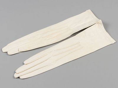Перчатки. Франция, 1910-1930-е. Этикетка магазина Au Louvre. Лайковая кожа, металлическая фурнитура.