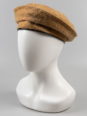 Женская шляпка. Бежевая. Фабрика Головных Уборов. Ленинград, 1960-е. Фетр, лаковая 