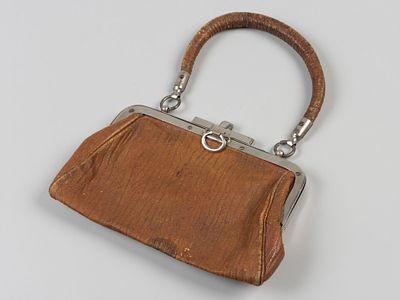 Кошелек (в виде сумочки). 1960-1970-е Кожа, тиснение, металлическая фурнитура, ткань. Размер 