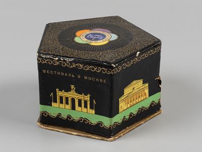Духи. Фестиваль в Москве. За мир и дружбу. 1961. С дарственной надписью. 3 из 5 флаконов. Размер 