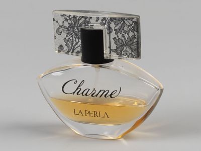 Духи Charme la Perla Италия. Высота флакона 8 см. Объем 32 мл. Остаток: чуть меньше половины. 