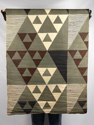 Курис М.А. Декоративная ткань в авторской росписи. Ромбы. 1969. Хлопок, горячий батик, дерево. Р 