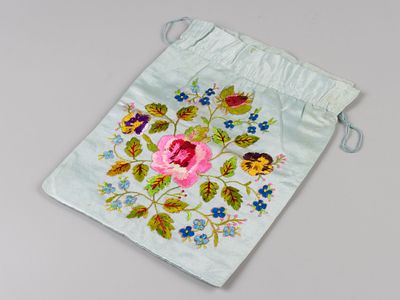 Кисет голубой. Цветочный мотив. ХХ в. Шел, хлопок, мулине, вышивка гладью, шнур. Размер 22,7х17 