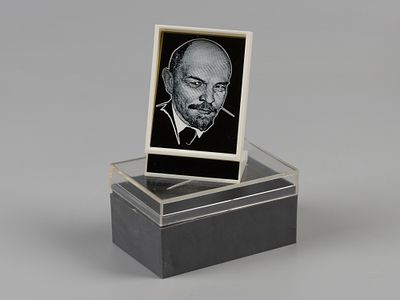 Сувенир из СССР. Портрет Ленина. 1960-е. Пластик. В родной коробочке. Настольный сувенир. 