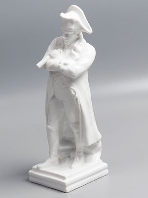 Статуэтка. Наполеон. Бавария. ХХ в. Фарфор. Белье. Высота 25 см. Марка на основании. Следы 