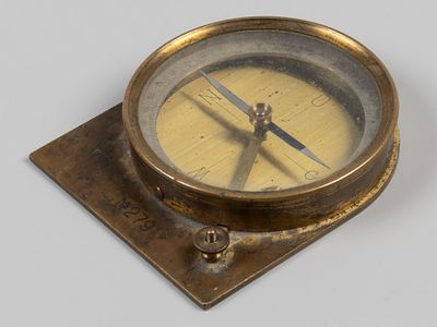 Компас с фиксатором. Рубеж XIX - ХХ в. Бронза, стекло. Размер 10,5х9 см, диаметр 9 см. Патина 