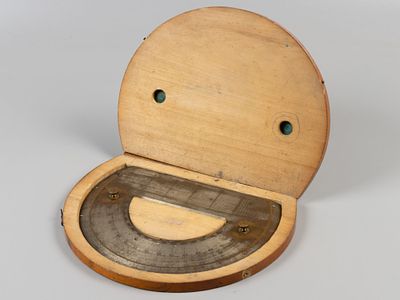 Транспортир. G.Gerlach. Варшава, начало ХХ в. Бронза, серебрение; дерево, лак, кожа. В 