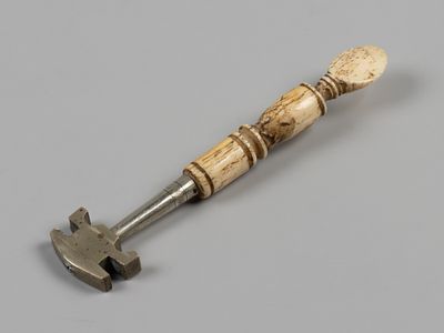 Стеклорез. Шелудяков. Начало ХХ в. Кость, резьба, металл. Длина 12.5 см. Клеймо. Режущий элемент 