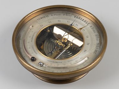 Барометр. Франция, нач. ХХ в. Латунь, стекло, металл, золочение. Диаметр 16,5 см. Патина на 