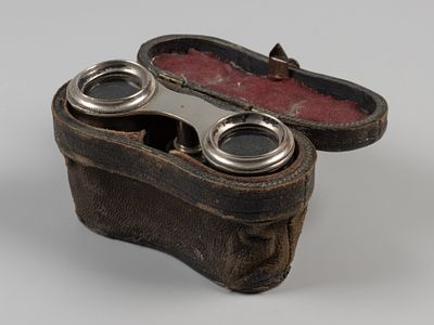 Бинокль театральный в чехле. Увеличение 2-2.5 раза. Начало ХХ в. Размер чехла 6.5х11х4.5 см. 