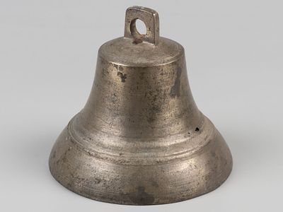 Колокол. XIX в. Латунь. Размер 11.5х13.5 см. 
На тулове колокола два отверстия. Язык неродной. 