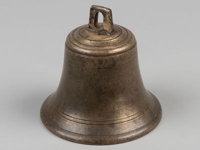 Колокольчик. XIX в. Латунь. Размер 8х8.5 см. Родной язычок Следы бытования. Хорошее состояние