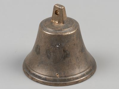 Колокольчик. XIX в. Латунь. Размер 4.5х5 см. Родной язычок Следы бытования. Хорошее состояние