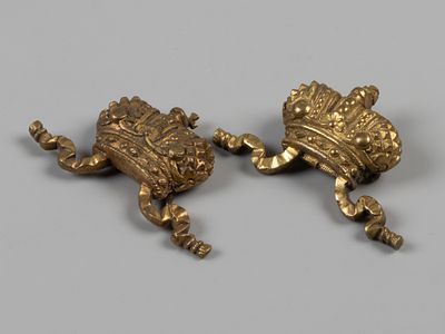 [Из коллекции В.А. Чернышева] Две императорские короны. Накладки. Начало ХХ в. Бронза, золочение. 