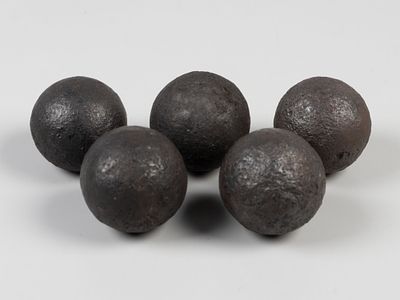 Пушечные ядра 5 шт. XVIII-XIX вв. Найдены в с. Криница, Краснодарский край. Металл. Диаметр 35 