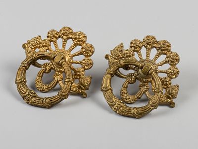 Парные мебельные накладки с подвесными ручками. Рубеж XIX - ХХ в. Латунь, золочение. Размер 7х7 